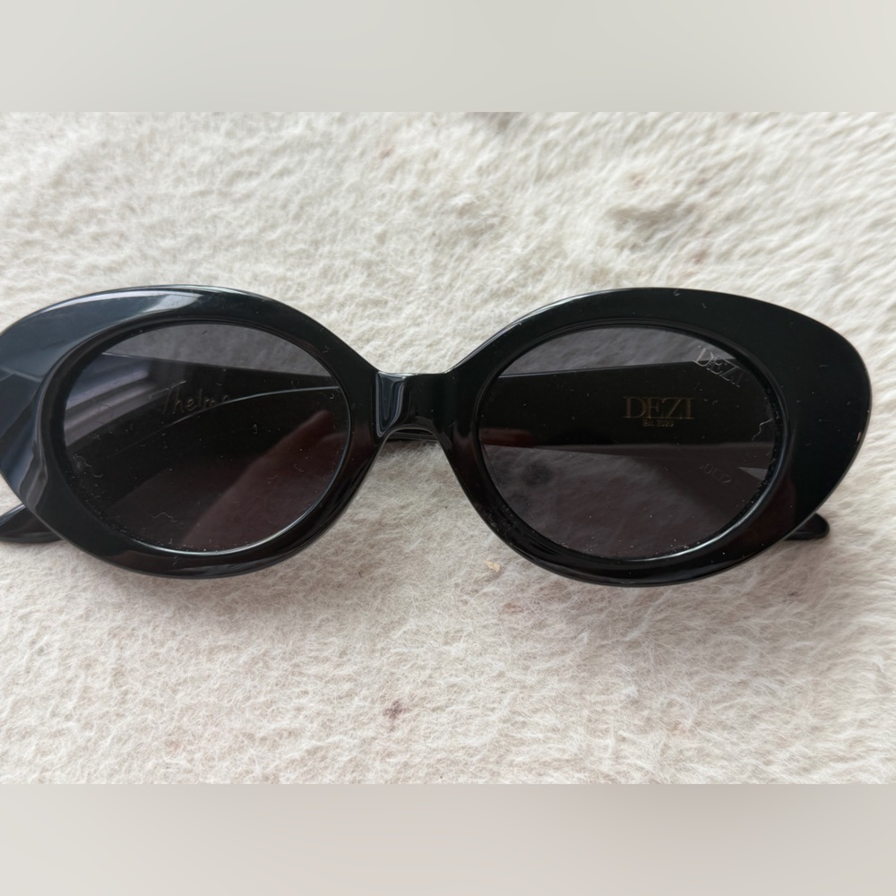 DEZI Sleek Black Oval Eyewear